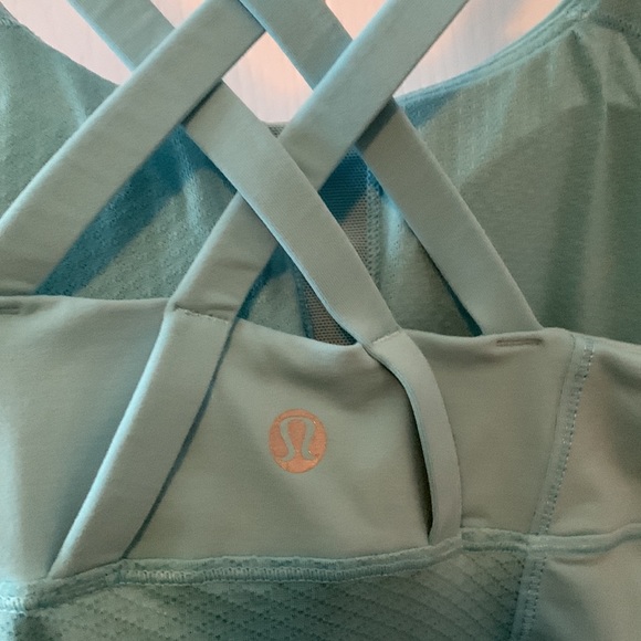 Size 6 lululemon luxtreme tank built in bra - Picture 2 of 3